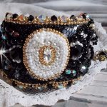 Pulsera Negra Sagrada bordada sobre un encaje negro antiguo 